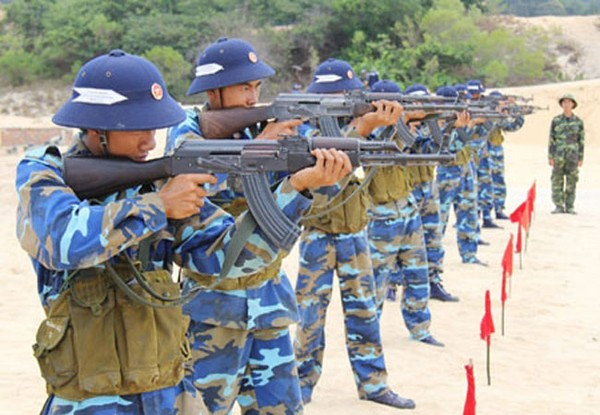Điều này đồng nghĩa với việc AK-47 sẽ được xếp vào loại súng tiểu liên vì nó có cỡ nòng bằng đúng 7,62 mm. Ngoài ra, các nước như Mỹ cũng đôi khi sử dụng khái niệm này trong quá khứ, đặc biệt là khẩu AR-15 mà Mỹ dùng trên chiến trường Việt Nam trước đây từng được gọi là súng "tiểu liên cực nhanh" để mô tả tốc độ bắn của chúng. Nguồn ảnh: Laodong.