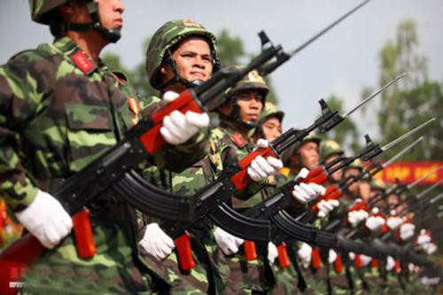 Giống với các loại súng trường trước đây, AK-47 cũng được trang bị cả lưỡi lê phục vụ cho việc đánh gần, đánh giáp lá cà. Nguồn ảnh: Datviet.