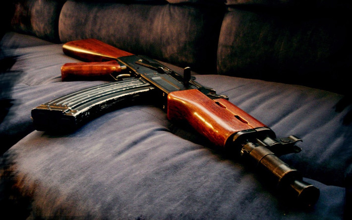 Nhiều quốc gia trên thế giới cũng công nhận AK-47 là loại súng trường tấn công, một số bang ở Mỹ còn "cẩn thận" khi xếp AK-47 vào loại "súng trường tấn công tự động" để nhấn mạnh khả năng bắn tự động của khẩu súng này so với một vài loại súng khác được xếp loại "súng trường tấn công carbine" như khẩu M4 không có chế độ tự động hoàn toàn mà chỉ có chế độ tự động 3 viên một. Nguồn ảnh: Aliex.