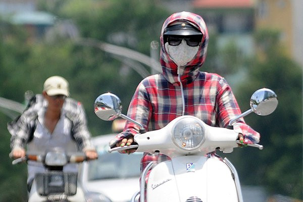 Khi phải ra ngoài vào trời nắng nóng, bạn nên che chắn cẩn thận bằng áo chống nắng, kính mắt và mũ rộng vành. Ảnh: amazonaws.
