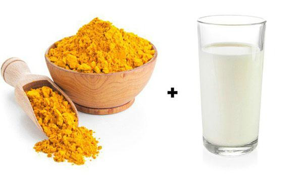 Để thực hiện, trước hết bạn cần rửa sạch các cánh hoa hồng và nghiền nát hoặc xay thật nhuyễn. Ảnh: eva.