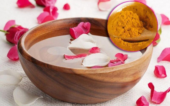 Tiến hành thoa đều hỗn hợp cánh hoa hồng, bột nghệ và sữa tươi lên toàn bộ khuôn mặt kết hợp với massage nhẹ nhàng khoảng 5 phút. Ảnh: blogdepkhoe.
