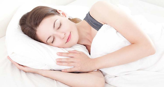 Khi ngủ, bạn nên tắt hết đèn bởi bóng đèn và các thiết bị điện tử đang hoạt động vào đều tỏa nhiệt. Ảnh: googleusercontent.