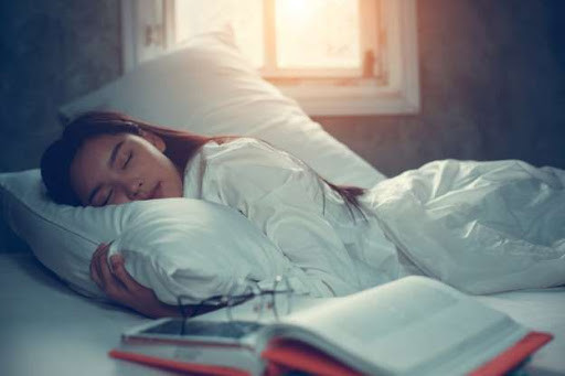 Bên cạnh đó, việc mở các cửa sổ và cửa ra vào có thể giúp ngủ ngon hơn vì có thể tạo ra gió lùa trong phòng ngủ. Ảnh: dantri.