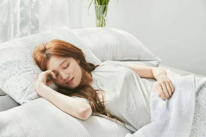 Sử dụng những chiếc chăn mỏng cũng giúp bạn ngủ ngon, bớt nóng hơn trong một đêm oi bức. Ảnh: vhea.