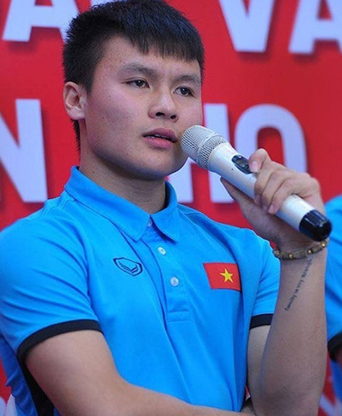 Dọc cánh tay trái của chàng tiền vệ xăm dòng chữ "Family is my strength" (Gia đình là nguồn sức mạnh của tôi).