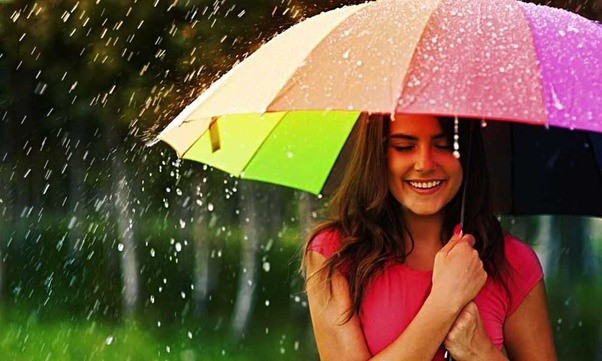 Hãy google tên thành phố của bạn và cụm từ “UV Index” (chỉ số UV) để biết chỉ số tại khu vực của bạn. Chỉ số này từ 3 trở lên thì bạn chắc chắn nên dùng kem chống nắng.