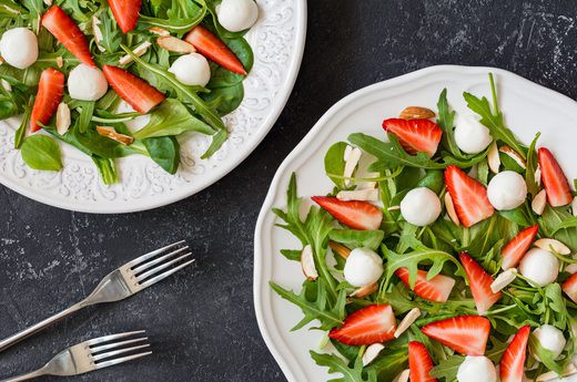 Món salad có thể là bữa trưa hoàn hảo hoặc bữa tối nhẹ cho bạn; nhưng hãy suy nghĩ về việc trộn salad với nước sốt không có chất béo. Bỏ qua chất béo đồng nghĩa với việc bạn bỏ lỡ khả năng hấp thụ hoàn toàn các chất dinh dưỡng trong rau quả tươi. Lý do là vì món salad với các vitamin tan trong dầu cần có chất béo để cơ thể hấp thụ hoàn toàn.