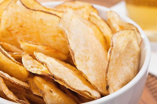Bạn tin rằng chip khoai tây nướng tốt hơn sản phẩm chiên, chưa chắc đâu. Chip khoai tây nướng có hàm lượng chất béo và calo ít hơn khoai tây chiên. Thực tế chúng chỉ ít hơn 20 calo so với sản phẩm chiên, nhưng vì chúng không béo nên sẽ lâu ngấy hơn. Và khi bạn tin rằng nó tốt, bạn sẽ có xu hướng ăn nhiều hơn.