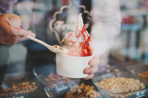 Sữa chua đông lạnh Fro-Yo phổ biến đến nỗi các cửa hàng thường phục vụ size to kèm theo đồ rắc kèm bên trên là các loại bánh kẹo nhiều đường và calo. Hãy chỉ chọn phần nhỏ nhất với lớp phủ trái cây tươi hoặc 1 thìa hạnh nhân nướng là đủ.