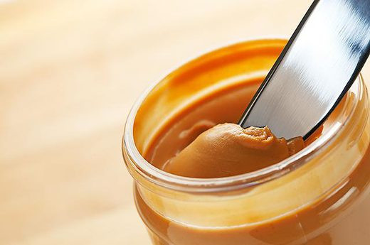 Bơ đậu phộng giảm béo không phải là một phiên bản lành mạnh của bơ đậu phộng thông thường bởi có lượng đường đáng kể hơn. Hãy tìm một loại bơ đậu phộng tự nhiên với thành phần không chứa thêm dầu, đường mía hoặc chất béo chuyển hóa.