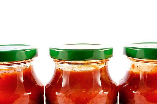 Nước sốt mì cà chua có nhiều vitamin A và C, đồng thời cung cấp 85% lycopene trong chế độ ăn, giúp bảo vệ chống lại bệnh tim và một số bệnh ung thư. Nhưng các sản phẩm đóng hộp lại chứa đường, xi-rô ngô với hàm lượng fructose cao, natri, ascorbic và chất độn giúp kéo dài hạn sử dụng.