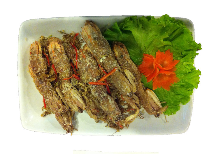 Bề bề rang muối. Với những nguyên liệu khá quen thuộc gồm sả, tiêu, dầu, muối... tuy nhiên để chế biến thành công món bề bề rang muối thì cần một số công đoạn cầu kỳ, như cần chao qua dầu để món ăn có vị ngậy béo, hay điều chỉnh lửa sao cho bề bề có vụ thơm, dai... Ảnh: 7cua.com.vn.