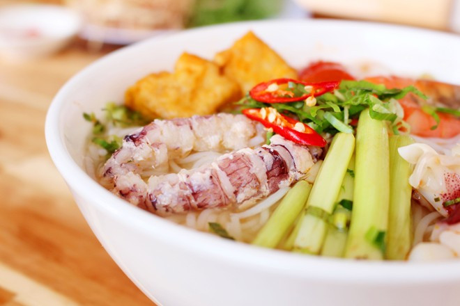 Bún bề bề. Món bún bề bề thơm phức, nóng hổi, ngòn ngọt vô cùng hấp dẫn cho bữa sáng. Cách nấu bún bề bề không quá khó, vì thế ngay tại nhà bạn cũng có thể nấu cho gia đình một bữa sáng tươi ngon như ngoài hàng. Nguyên liệu gồm có bề bề, bún tươi, xương lợn, đậu phụ, rau cần hoặc cải ngọt, cải chíp tùy ý, cà chua, hành hoa, mùi tàu, hành khô, tương ớt, chanh, mắm, hạt nêm, gia vị... Ảnh: news.zdn.vn.