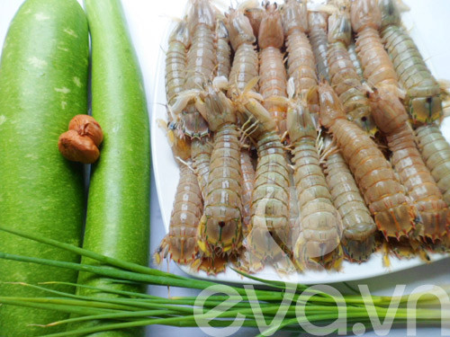 Canh bầu nấu bề bề. Thịt bề bề rất ngọt, nấu cùng canh bầu thanh mát thì miễn chê cho bữa cơm gia đình. Nguyên liệu gồm bầu, bề bề, hành khô, hành hoa, gia vị, dầu ăn. eva.vn.