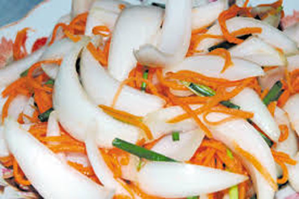 Tuy nhiên dùng hành tây cũng có những chống chỉ định đối với những người đang mắc các bệnh thận, gan và bệnh mạn tính về đường tiêu hoá, dạ dày. Do trong hành tây chứa các chất glycosid có ảnh hưởng tới hoạt động của tim, nên cũng chống chỉ định cả với những người bị bệnh tim mạch.