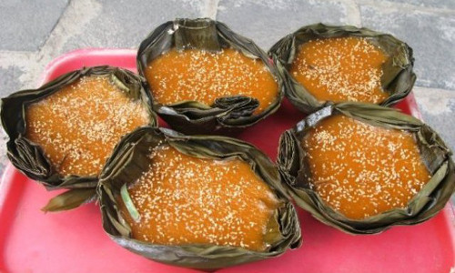 Bánh tổ. Bánh tổ được làm từ nếp hương, đường đen, gừng và mè. Bánh tổ được nhiều người miền Trung kể rằng có từ vua thời Lê Thánh Tôn. Khi đó, những người từ miền Bắc di cư vào vùng đất mới Quảng Nam nhớ về quê cha đất tổ, nên vào dịp Tết họ làm một loại bánh bằng chất liệu sẵn có tại địa phương dâng cùng tổ tiên, tạ ơn trời đất. Ảnh: 2monngonmoingay