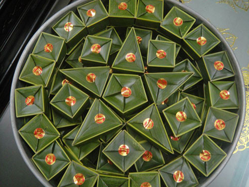 Bánh xu xê Huế. Ở Huế, bánh su sê không chỉ là món bánh dùng trong lễ cưới hỏi mà còn trong những ngày lễ Tết. Bánh được làm từ bột sắn có nhân đậu xanh với dừa hay tôm chấy (tôm tươi được rang xát cho nhỏ tơi ra), gói lá dừa đem hấp cách thủy. Ảnh: vietjet