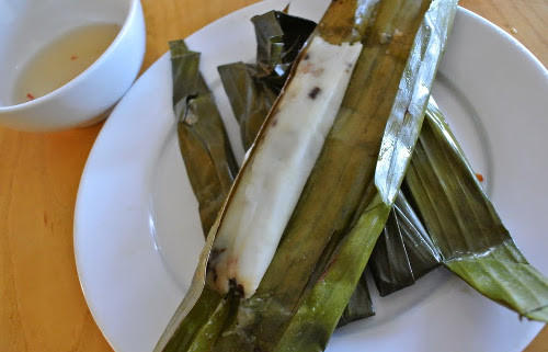 Nhân bánh lá răng bừa gồm hành khô, thịt ba chỉ băm nhỏ, mộc nhĩ trộn với hạt tiêu, muối. Nếu làm bánh lá răng bừa để lễ chay hoặc đi lễ chùa thì nhân bánh được làm bằng lạc hoặc đậu.Ảnh: tungxichlo
