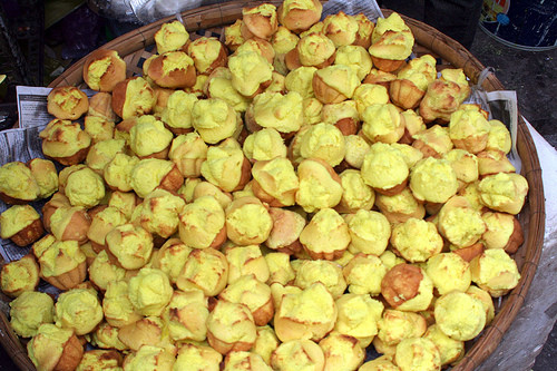 Bánh thuẫn là loại bánh phổ biến ở bất cứ làng quê nào ở miền Trung. Loại bánh có mùi thơm dịu, lại không quá ngọt này được làm từ bột, trứng, đường và vani. Công đoạn khó nhất khi làm bánh này là làm sao để bánh vàng ươm, nở bung ra như cánh hoa mai. Ảnh: nethue