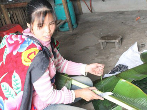 Theo người dân ở đây, làm bánh vắt vai không quá cầu kỳ nhưng đòi hỏi phải khéo léo và có chút kinh nghiệm. Nguyên liệu làm bánh vắt vai gồm có gạo nếp Phì Điền (một loại gạo nương thơm ngon nổi tiếng ở Lục Ngạn), đường, đậu xanh, lá chuối, rau ngải cứu… Ảnh: danviet