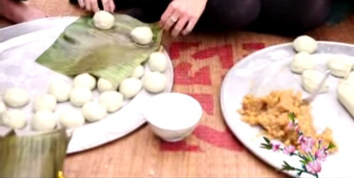 Đặt hai bên đầu của lá chuối một chiếc bánh, để có thể gập vào được và vắt lên vai. Như vậy mới gọi là bánh vắt vai. Ảnh: youtube