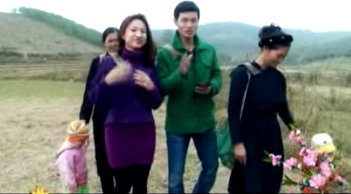 Bánh vắt vai có vị thơm ngon, ngọt bùi, đậm đà... khó quên. Người dân thường vắt bánh trên vai khi đi đường, vì vậy có thể thưởng thức bánh bất cứ khi nào muốn. Ảnh: youtube