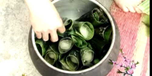 Khi gói xong, bỏ bánh vào nồi đưa lên bếp luộc cách thuỷ khoảng 2 tiếng. Ảnh: youtube
