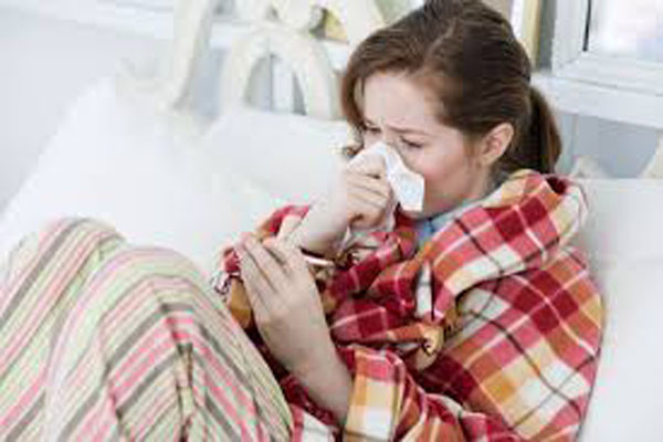8. Dễ cảm cúm. Một số nghiên cứu cho thấy mối liên hệ giữa thiếu vitamin D và bệnh nhiễm trùng đường hô hấp, những người có nồng độ vitamin D thấp thường dễ bị cảm lạnh và cúm hơn những người có nồng độ vitamin D cao trong cơ thể.