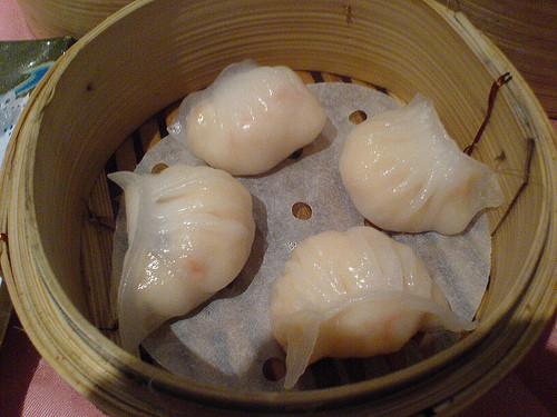 Sủi cảo (Jiaozi). Đây được xem là món ăn tượng trưng cho sự giàu có và hy vọng về tương lai tươi sáng. Cũng vì thế mà những chiếc bánh này trông giống như những đồng tiền cổ của Trung Quốc. Trước thời khắc giao thừa sủi cảo được các thành viên trong gia đình chuẩn bị và ăn sau nửa đêm. Ảnh: sotaydulich
