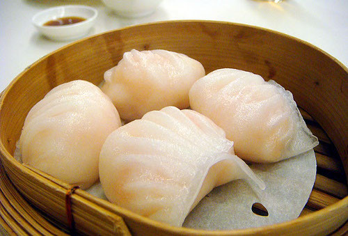 Bánh há cảo (Har Gao) là bánh bao tôm hấp với lớp vỏ bột sáng bóng chứa các thành phần bí mật. Bánh há cảo được nặn giống hình dạng một chú thỏ. Dù không phải là một món ăn truyền thống của năm mới, nhưng các loại bánh há cảo đều được thưởng thức trong dịp năm mới. Ảnh: blogspot