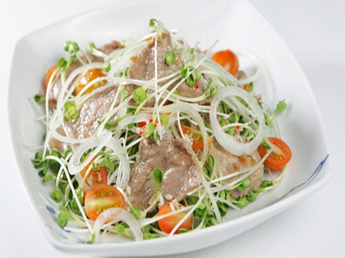 Một món gỏi khác bạn có thể giúp bạn chống ngán cực tốt trong ngày Tết là món gỏi bắp bò mầm cải. Ảnh: phunutieudung.