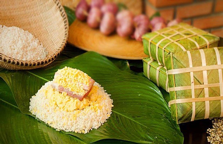Dưa hành, củ kiệu, dưa muối có tác dụng cân bằng hương vị của món bánh chưng, đồng thời hỗ trợ thúc đẩy quá trình tiêu hoá thức ăn rất hiệu quả, từ đó giảm thiểu nguy cơ đầy bụng và tích mỡ. Ảnh: cloudfront.