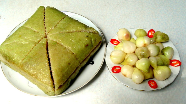 Bánh chưng Tết là món ăn giàu năng lượng do được làm từ những nguyên liệu nhiều calo như gạo nếp, thịt mỡ, đậu xanh. Ảnh: mav.