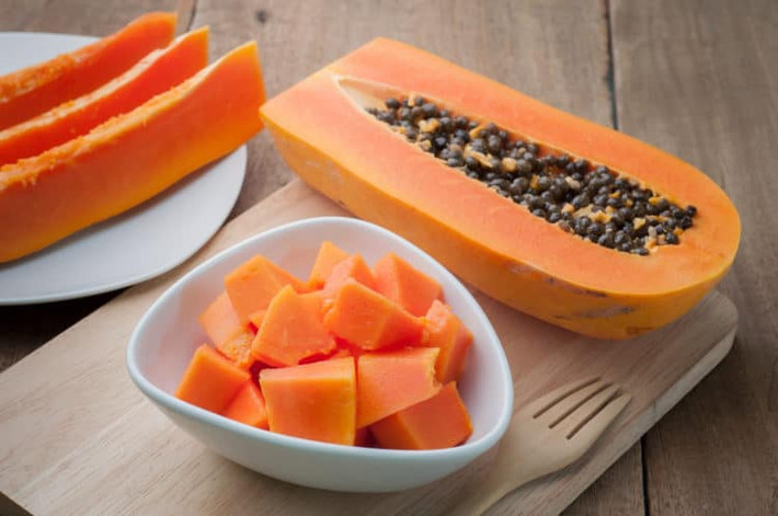 Lý do là vì đu đủ có chứa papain - một loại enzyme tiêu hóa giúp phá vỡ thức ăn và tiêu hóa hết protein, giúp giải phóng khí và hơi trong bụng. Ảnh: hellobacsi.