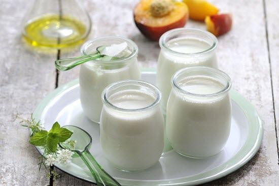 Sữa chua chứa nhiều khuẩn lactic giúp tăng cường sự dẻo dai cho đường ruột, giảm bớt sự khó chịu của các bệnh đường ruột như đau dạ dày, đầy hơi, tiêu chảy hay táo bón. Ảnh: dayphache.