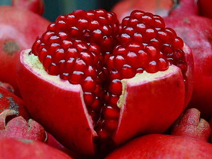 Do đó, nếu ngày Tết ăn lựu càng có nhiều hạt thì sẽ càng gặp nhiều may mắn. Ảnh: baophapluat.