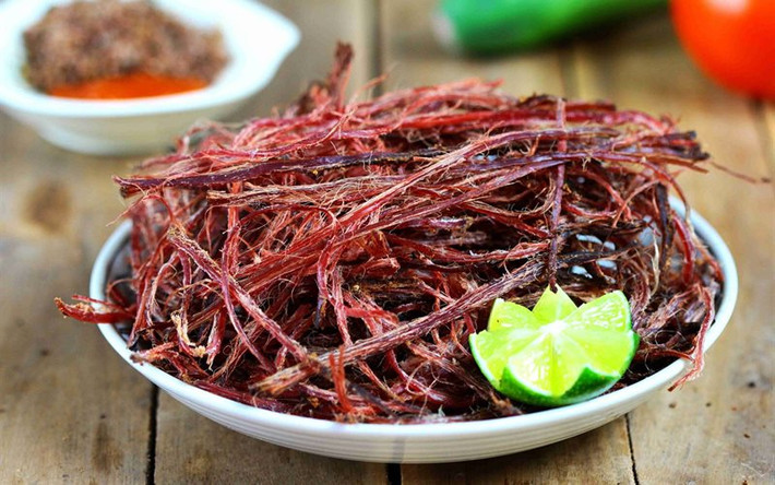 Thịt trâu gác bếp là đặc sản của người Thái Đen vùng Tây Bắc. Với hương vị thơm ngon “khó cưỡng”, món ăn chơi này đã “xuống núi” và nhanh chóng trở thành món ăn chơi số 1 của người dân thủ đô. Ảnh: cooky.