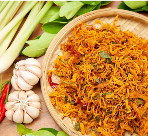 Cùng với thịt trâu, lợn gác bếp hay thịt bò khô, khô gà lá chanh cũng được nhiều người mua ăn chơi trong những ngày Tết. Ảnh: greenfarmfood.