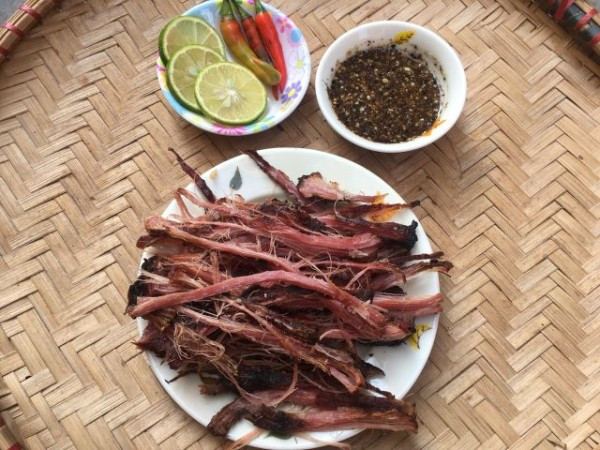 Tương tự thịt trâu gác bếp, thịt lợn gác bếp cũng là món ngon nổi tiếng vùng Tây Bắc. Ảnh: ameovat.
