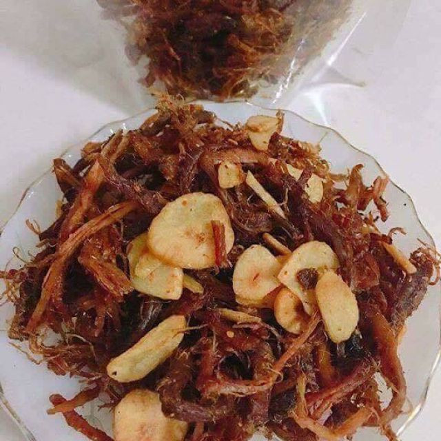Với vị ngọt bùi pha vị cay tê tê đầu lưỡi, thịt heo khô cháy tỏi thực sự là 1 món khoái khẩu của rất nhiều người. Ảnh: lozi.