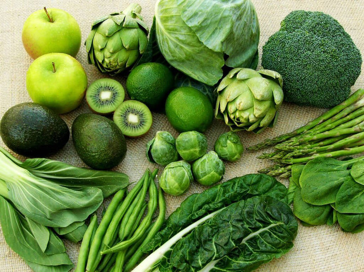 Các loại rau xanh chứa nhiều chất xơ và vitamin tốt cho hệ tiêu hóa, đồng thời làm giảm cảm giác đói, thèm ăn. Ảnh: petrotimes.