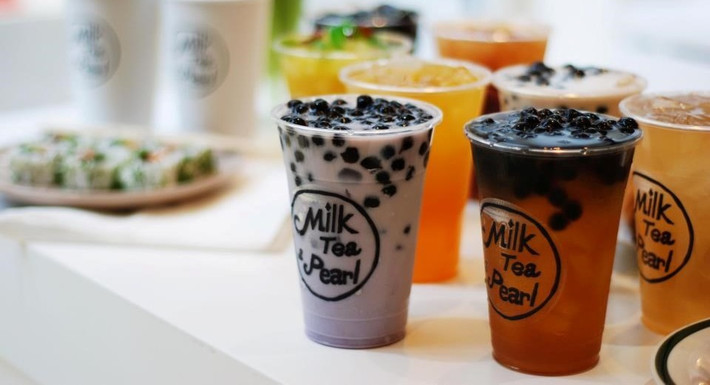 Lý do là vì trong trà sữa chứa nhiều đường và calo, có thể làm tăng nguy cơ thừa cân, béo phì, thậm chí thiếu hụt dinh dưỡng. Ảnh: sapo.