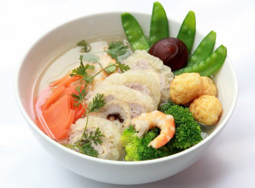 Canh bóng thả cũng là món ăn phải có trên mâm cỗ cũng gia tiên ngày tất niên. Ảnh: agiadinh.