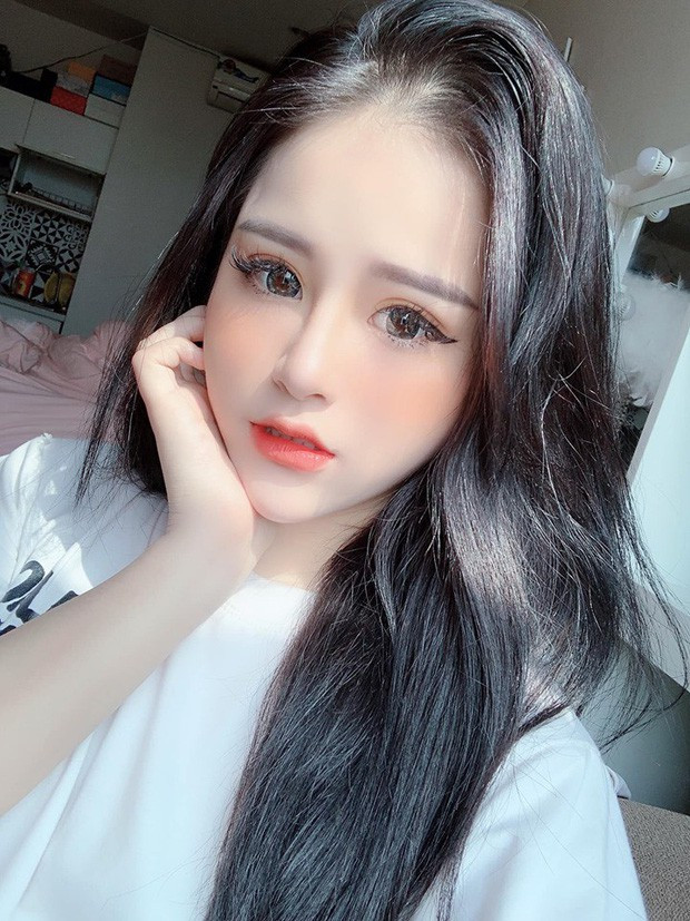 H.K.Anh còn gây chú ý với vẻ ngoài bốc lửa, gương mặt được trang điểm đậm như búp bê.