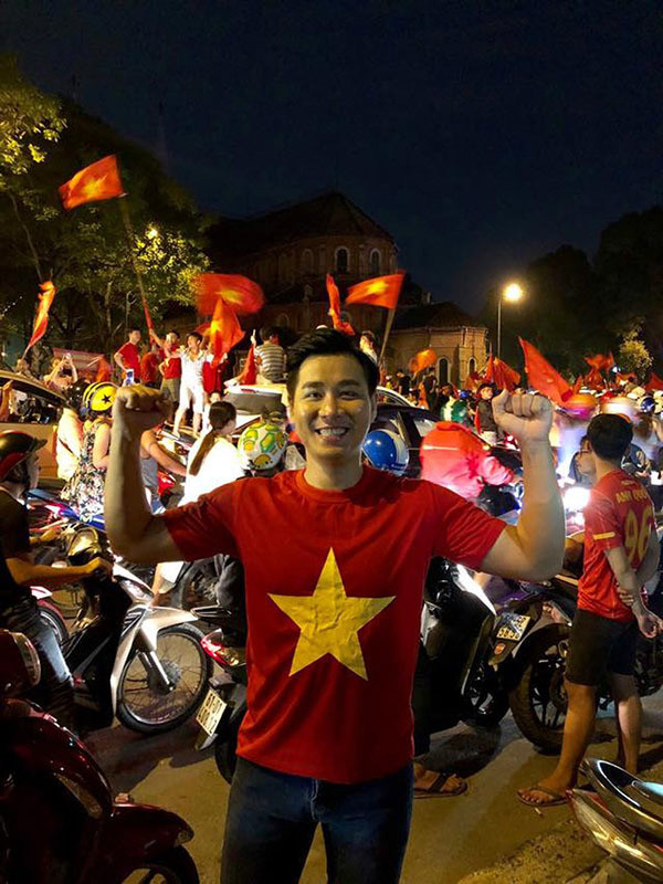 MC Nguyên Khang bày tỏ cảm xúc: "Tiến Linh ơi, em quá xuất sắc. Một pha sút bóng đẳng cấp đã giúp Việt Nam vươn lên bảng xếp hạng. Cám ơn thầy Park và các cầu thủ sao vàng mạnh mẽ. Tôi yêu tất cả các bạn". Ảnh: FBNV.