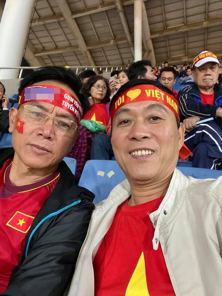 Nữ diễn viên "Sống chung với mẹ chồng" đăng ảnh ông xã đi xem bóng đá và không quên nhắn nhủ: "Thôi chả mắng trận này đâu! Trận này hay mà".