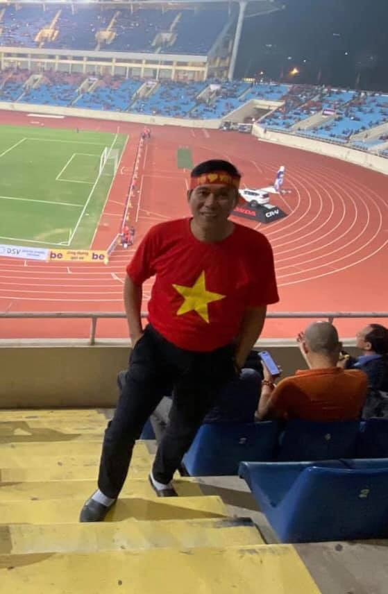 Ông xã của nghệ sĩ Lan Hương thoát được cảnh bị vợ trách móc nhờ chiến thắng của Việt Nam trước UAE.