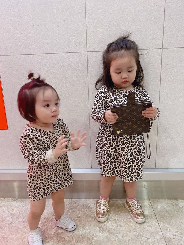 Vào tháng 7, Hoài Lâm và Bảo Ngọc thừa nhận đã đăng ký kết hôn. Cuối năm 2019, cả hai cũng lần đầu công khai có hai con gái là bé Gà Gà 2 tuổi và bé Cún Cún 1 tuổi sau 2 năm giữ kín chuyện mang bầu và sinh con. Ảnh: FBNV.