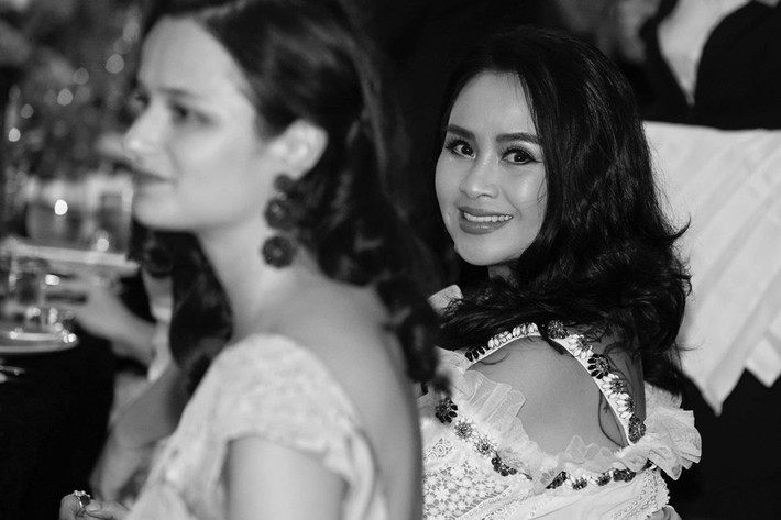 Phong cách thời trang nhẹ nhàng, sang trọng và quý phái khiến nữ diva luôn nổi bật trước đám đông.